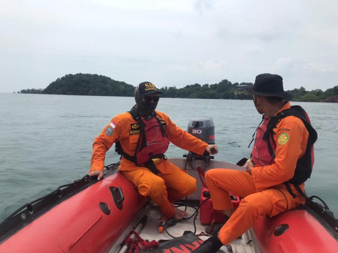 Basarnas melakukan pencarian crew boat pancung yang tenggelam di Pulau Abang, Batam, Kamis (25/11/21). Foto: JN/Mimbarpublik.com