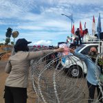 Amankan Aksi Unjuk Rasa, Polwan Polres Tanjungpinang Bagi-Bagi Masker