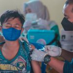 Pantau Vaksinasi Kapolres Kediri Bagikan Masker Kepada Masyarakat