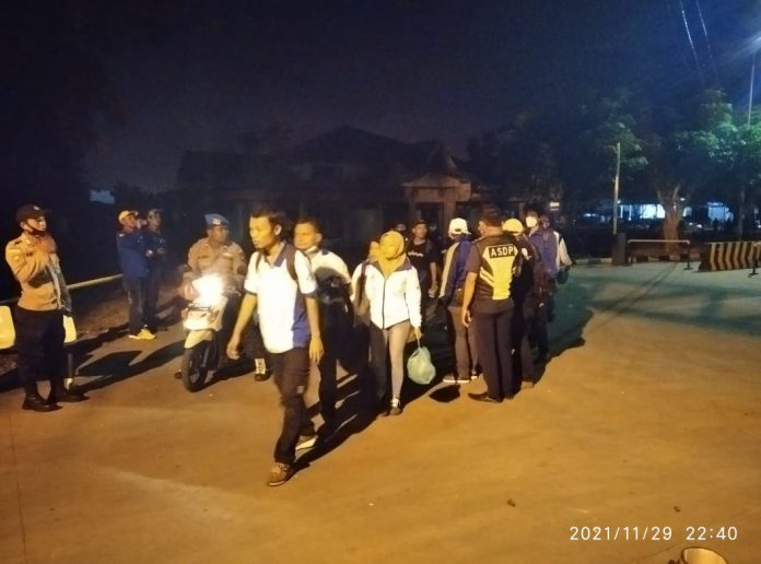 Demonstran saat berada di pelabuhan Tanjunguban, Senin (29/11/21) malam. Foto: Juliansyah/Mimbarpublik.com