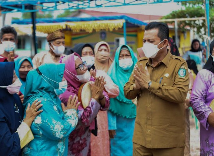 Gubernur Kepri, Ansar Ahmad meresmikan pengoperasian genset dan jaringan listrik tiga pulau di Batam, Senin (15/11/21). Foto: Humprov Kepri