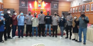 Temu Ramah Kapolres Karimun dengan Rekan Pers Karimun Foto bersama Kapolres Karimun dengan insan media pers Karimun, Senin (1/11/21). Foto/sajirun s/mimbarpublik.com