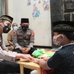 Jadikan Rumah Tempat Pendidikan Al-Quran, Kapolres Tulungagung AKBP Handono Subiakto Apresiasi atas Inisiatif Aipda Nurkholis Aziz Kapolres Tulungagung saat kunjungi rumah Aipda Nurkholis Aziz, Senin (01/11/2021) Foto: Humas Polres Tulungagung