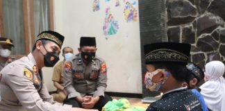 Jadikan Rumah Tempat Pendidikan Al-Quran, Kapolres Tulungagung AKBP Handono Subiakto Apresiasi atas Inisiatif Aipda Nurkholis Aziz Kapolres Tulungagung saat kunjungi rumah Aipda Nurkholis Aziz, Senin (01/11/2021) Foto: Humas Polres Tulungagung