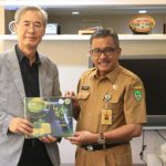 Sekda Batam Terima Kunjungan Sekjen Organisasi Promosi Pariwisata Untuk Asia Pasifik Sekretaris Daerah (Sekda) Kota Batam, Jefridin (kanan) bersama Sekjen TPO for Asia Pacific Cities, Kim Soo-il. Fot (Dok. Humas)