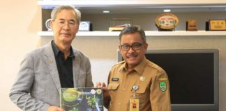 Sekda Batam Terima Kunjungan Sekjen Organisasi Promosi Pariwisata Untuk Asia Pasifik Sekretaris Daerah (Sekda) Kota Batam, Jefridin (kanan) bersama Sekjen TPO for Asia Pacific Cities, Kim Soo-il. Fot (Dok. Humas)