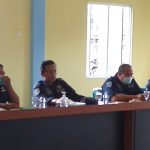 Kabid Lala, Izin Trayek Pelayaran PT Era akan Dievaluasi dalam Satu Bulan Heru (ke-3 dari kiri), Kabid Lala KSOP Kelas I tbk, memimpin pertemuan antara agen pelayaran dan masyarakat di ruang tunggu keberangkatan pelabuhan Tanjung Berlian, Rabu (03/11/2021) (Foto/sajiruns/mimbarpublik)