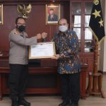 Kapolresta Barelang Terima Penghargaan Kategori Penatausahaan BMN Terbaik dari Dirjen Kemenkeu RI Kapolresta Barelang Kombes Pol Yos Guntur Saat menerima penghargaan, Jum'at (05/11/2021) Fot: humas polres