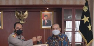 Kapolresta Barelang Terima Penghargaan Kategori Penatausahaan BMN Terbaik dari Dirjen Kemenkeu RI Kapolresta Barelang Kombes Pol Yos Guntur Saat menerima penghargaan, Jum'at (05/11/2021) Fot: humas polres