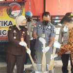 Satresnarkoba Polresta Barelang Musnahkan 1.961 Gram Sabu Dari Tangan 2 Tersangka Kasat Resnarkoba Polresta Barelang Kompol Lulik Febyantara saat melakukan pemusnahan Barang bukti, Jum'at (05/11/2021) fot by: non