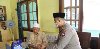 Kegiatan Kapolres Karimun di Jumat Berkah Giat Kapolres Karimun di Jumat berkah, Jumat (5/11/21). Foto: Humas Polres Karimun