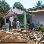 Akibat Kondisi Cuaca, Sebuah Rumah Warga Betong Tertimpa Pohon Rumah warga yang tertimpa pohon. (Fot/Ad)