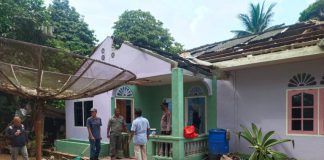 Akibat Kondisi Cuaca, Sebuah Rumah Warga Betong Tertimpa Pohon Rumah warga yang tertimpa pohon. (Fot/Ad)