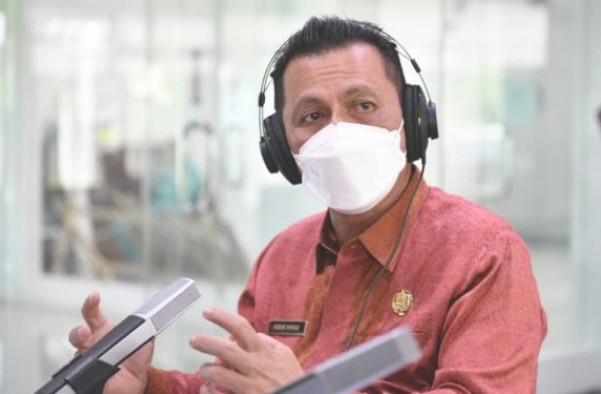 Gubernur Kepulauan Riau H. Ansar Ahmad saat bahas percepatan vaksinasi di Pro 2 RRI Tanjungpinang, Jumat (28/10) fot: humas Gubernur Kepulauan Riau H. Ansar Ahmad saat bahas percepatan vaksinasi di Pro 2 RRI Tanjungpinang, Jumat (28/10) fot: humas