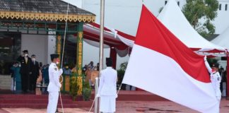 Jadikan Pahlawan Sebagai Inspirasi Upacara Hari Pahlawan Ke-76 Tingkat Provinsi Kepulauan Riau Tahun 2021 di Lapangan Upacara Kantor Gubernur Kepulauan Riau, Dompak, Rabu (10/11) (Foto/humas)
