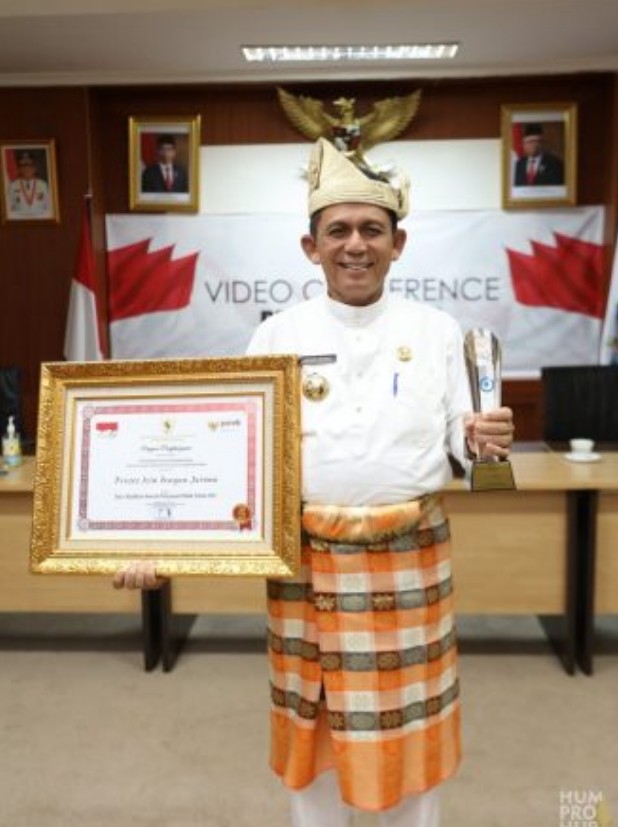 Gubernur Kepulauan Riau H. Ansar Ahmad menerima penghargaan dari Menpan RB Tjahjo Kumolo secara virtual dari Ruang Rapat Utama Kantor Gubernur Kepri, Dompak, Tanjungpinang, Selasa (9/11). (Foto/Humas Pemprov Kepri) Gubernur Kepulauan Riau H. Ansar Ahmad menerima penghargaan dari Menpan RB Tjahjo Kumolo secara virtual dari Ruang Rapat Utama Kantor Gubernur Kepri, Dompak, Tanjungpinang, Selasa (9/11). (Foto/Humas Pemprov Kepri)