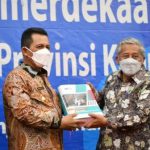 Indeks Kebebasan Pers Kepri Terbaik di Indonesia Tahun 2021 Ketua Dewan Pers Indonesia M. Nuh serahkan Laporan Survei Indeks Kebebasan Pers (IKP) kepada Gubernur Kepulauan Riau H. Ansar Ahmad di Ballroom Hotel Aston Tanjungpinang, Kamis (4/11) (Foto/Humas Pemprov Kepri)