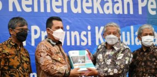 Indeks Kebebasan Pers Kepri Terbaik di Indonesia Tahun 2021 Ketua Dewan Pers Indonesia M. Nuh serahkan Laporan Survei Indeks Kebebasan Pers (IKP) kepada Gubernur Kepulauan Riau H. Ansar Ahmad di Ballroom Hotel Aston Tanjungpinang, Kamis (4/11) (Foto/Humas Pemprov Kepri)