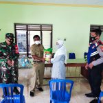 Desa Sambirejo Kabupaten Kediri, Bagikan Bansos Bersama Polres Kediri Kades Moch.Maksun bersama TNI/Polri di aula balai Desa Sambirejo saat pembagian bansos, Senin (15/11/2021) Foto: Biro Kediri