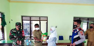 Desa Sambirejo Kabupaten Kediri, Bagikan Bansos Bersama Polres Kediri Kades Moch.Maksun bersama TNI/Polri di aula balai Desa Sambirejo saat pembagian bansos, Senin (15/11/2021) Foto: Biro Kediri