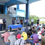 Imigrasi Batam dan Kementerian Luar Negeri Repatriasi Warga Negara Vietnam Pelaku Tindak Pidana Illegal Fishing Deportasi 166 WN Vietnam, Senin(15/11/2021). Fot: Imigrasi