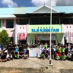 Bintan Education Gagas Gerakan “Milenial Mengabdi Goes to School Vol.1.0” ke SLBN Bintan Bintan Education bersama siswa-siswa SLB Bintan usai kegiatan bakti sosial pada Rabu (17/11/2021) sekira pukul 10:00 WIB. (Foto: Jul/Mimbarpublik.com)