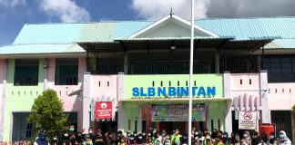 Bintan Education Gagas Gerakan “Milenial Mengabdi Goes to School Vol.1.0” ke SLBN Bintan Bintan Education bersama siswa-siswa SLB Bintan usai kegiatan bakti sosial pada Rabu (17/11/2021) sekira pukul 10:00 WIB. (Foto: Jul/Mimbarpublik.com)