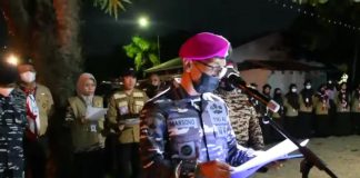 Anggota Saka Bahari Se-Sulsel Dalam Kegiatan Proses Mandi Khatulistiwa oleh Dewa Penguasa Tujuh Samudera Kegiatan Mandi Katulistiwa dan Api Unggun oleh Wakil Komandan (Wadan) Lantamal VI Kolonel Marinir Marsono, S.A.P, Selasa (16/11/2021). (foto/dok)