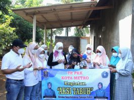 TP PKK Kota Metro Kunjungi Warga Penderita Kanker Dalam Kegiatan Aksi Tabuh