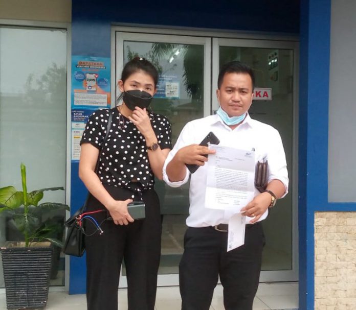 Eni didampingi Kuasa Hukumnya, Filemon Halawa SH mendatangi WOM Finance untuk membayar cicilan angsuran. Foto: Dok Mimbarpublik.com