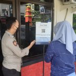 Perketat Prokes, Polsek Lubuk Baja Pasang Tripod Banner Barcode Pedulilindungi