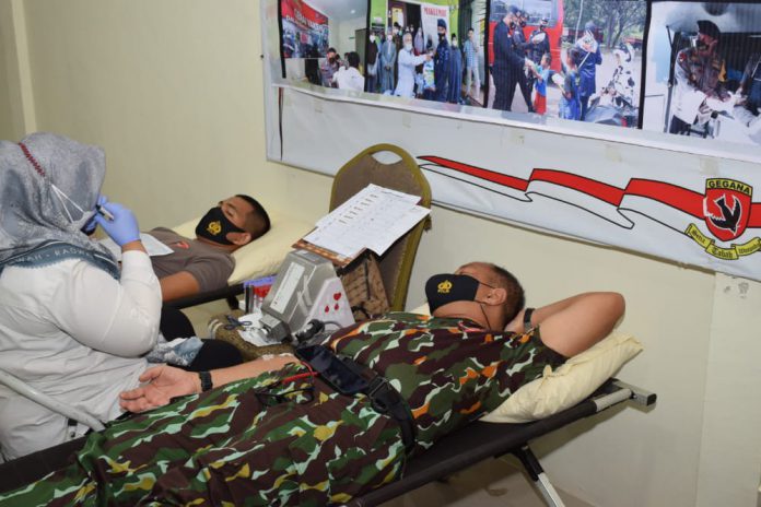 Dansat Brimob Polda Kepri, Kombes Pol M Rendra
saat melaksanakan donor darah, Senin (8/11/21). Foto: Non/Mimbarpublik.com