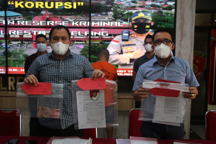 Kasatreskrim Polresta Barelang, Kompol Reza Morandy Tarigan saat menunjukkan barang bukti, Selasa (9/11/21). Foto: Humas Polresta Barelang