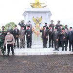 Seusai Upacara Hari Pahlawan, Wabup Tanjab Barat Serahkan Paket Sembako