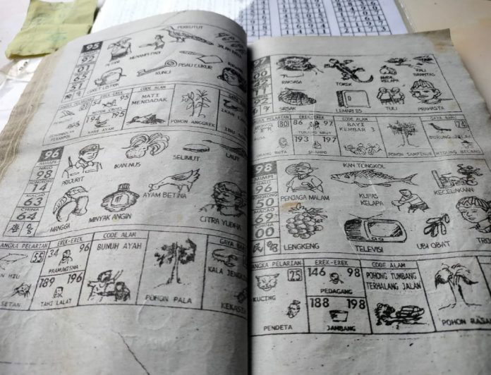 Buku tafsir mimpi untuk menebak angka togel yang disediakan salah satu kedai kopi di Kaban Jahe, Kamis (11/11/21). Foto: Nico/Mimbarpublik.com