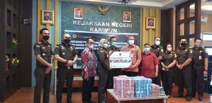 Kajari Karimun, Melinda SH MH pers release dugaan tindak pidana korupsi, Kamis (11/11/21). Foto: Sajirun/Mimbarpublik.com