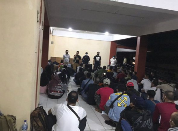 Sebanyak 213 PMI tiba di Pelabuhan Internasional Batam Center, Sabtu (6/11/21). Foto: YN/MIMBARPUBLIK.com