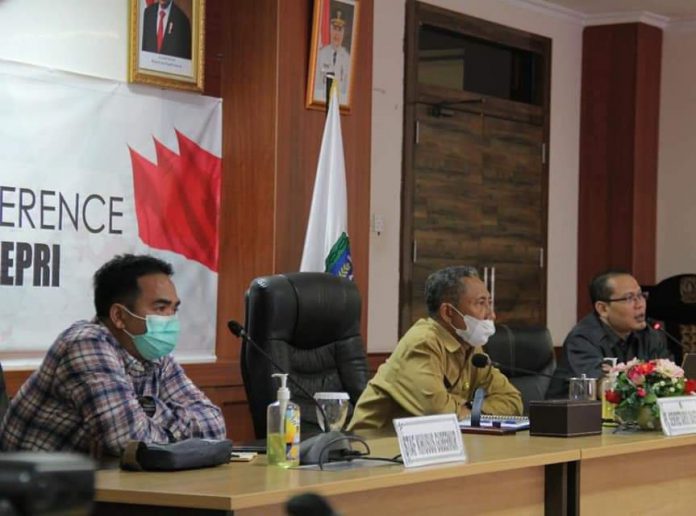 Pj Sekdaprov Kepri, Lamidi meminpin rapat evaluasi kinerja Pemprov Kepri 2021, Senin (8/11/21). Foto: Humas Pemprov Kepri