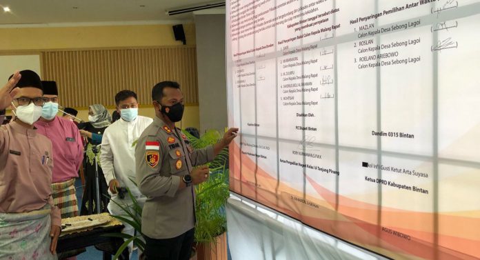 Kapolres Bintan hadiri deklarasi dan penandatanganan fakta integritas Pilkades 2021, Selasa (9/11/21). Foto: Humas Polres Bintan
