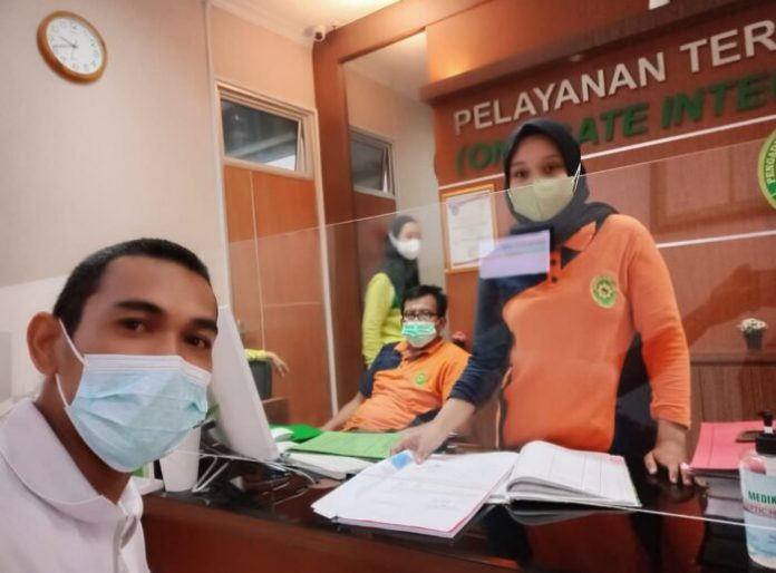 Penyidik Polsek Batam Kota mendaftarkan sidang Tipiring ke PN Batam, baru-baru ini. (Foto: Polsek Batam Kota)