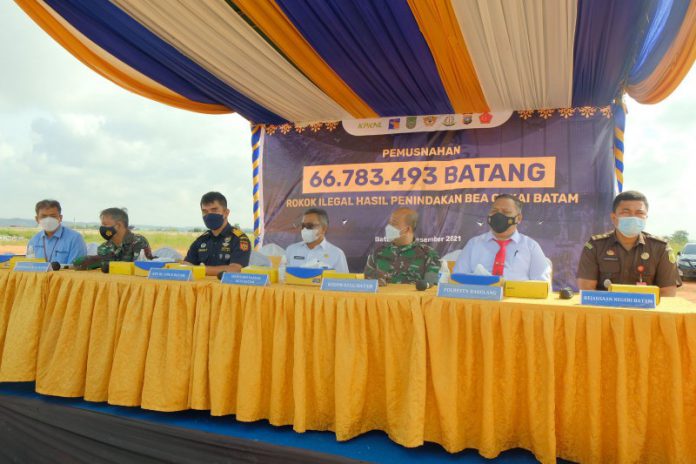 Bea Cukai Batam musnahkan 66,78 juta batang rokok ilegal, Rabu (29/12/21). Foto: YN/Mimbarpublik.com