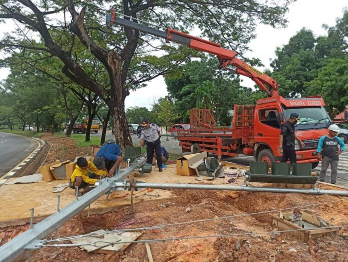 Dishub Batam memasang traffic light di Kecamatan Sagulung dan Batuaji, Kamis (2/11/21). Foto: Diskominfo