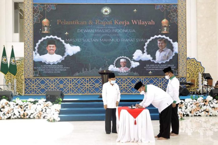 Ketua Umum DMI, Jusuf Kalla melantik Muhammad Rudi menjadi Ketua DMI Kepri, Rabu (15/12). Foto: Diskominfo