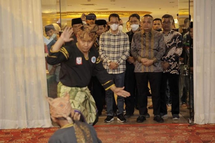 Wakil Wali Kota Batam, Amsakar Achmad saat menghadiri pengukuhan pengurus DPW dan DPD Persatuan Keluarga Daerah Piaman, Senin (20/12). Foto: Diskominfo