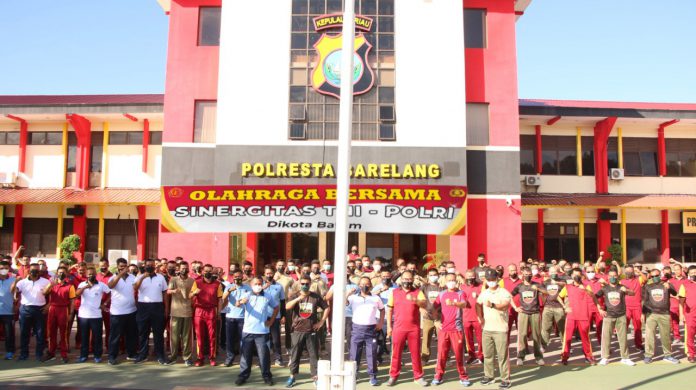Olahraga bersama TNI-Polri di Mapolresta Barelang, Batam, Kepri, Rabu (1/12/21). Foto: Dok Polresta Barelang