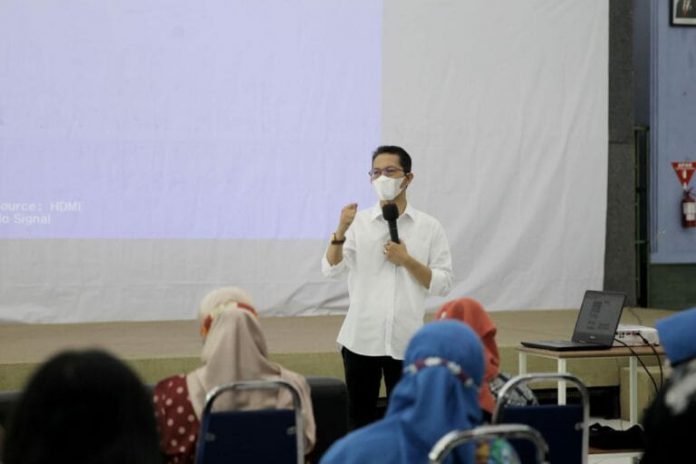 Wakil Wali Kota Batam, Amsakar Ahmad saat menghadiri orientasi tim pendamping keluarga stunting di asrama haji, Selasa (30/11/21). Foto: Diskominfo Batam