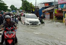Sulawesi Selatan Diterjang Banjir, Basarnas Terjunkan Tim Penyelamat