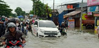Sulawesi Selatan Diterjang Banjir, Basarnas Terjunkan Tim Penyelamat