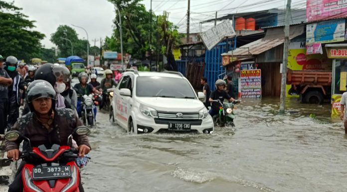 Sulawesi Selatan Diterjang Banjir, Basarnas Terjunkan Tim Penyelamat