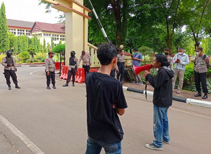 Aliansi Mahasiswa Pemerhati Keadilan gelar aksi di Mapolda Sulsel, Jumat (10/12/21). Foto: Sulhandi/Mimbarpublik.com